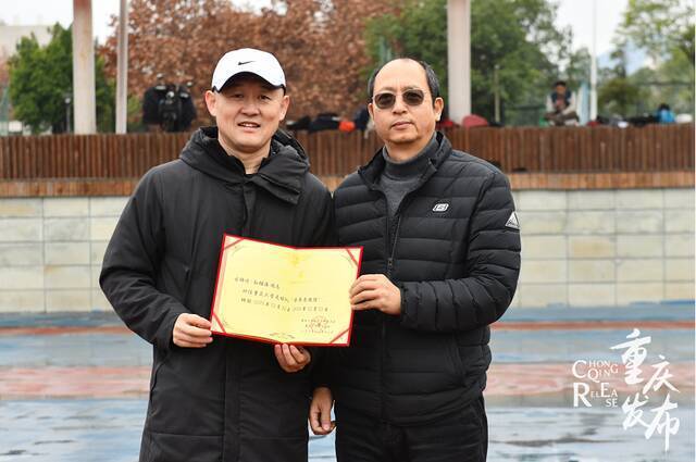 孙继海，重庆大学足球队荣誉总教练！