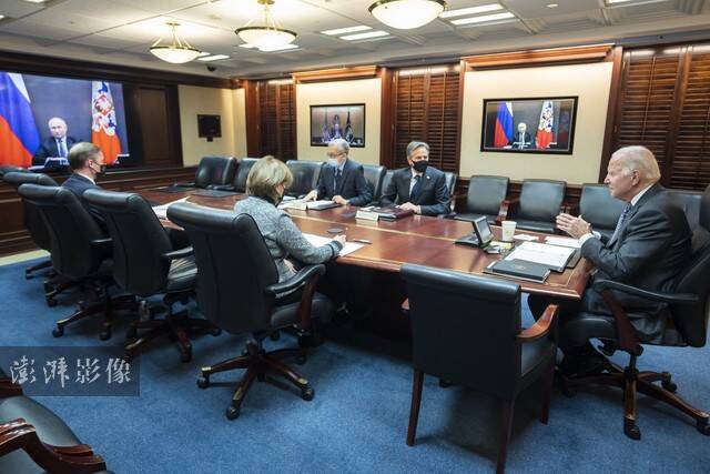 当地时间12月7日，美国总统拜登和俄罗斯总统普京举行视频会晤，双方就乌克兰等问题展开讨论。图自澎湃影像