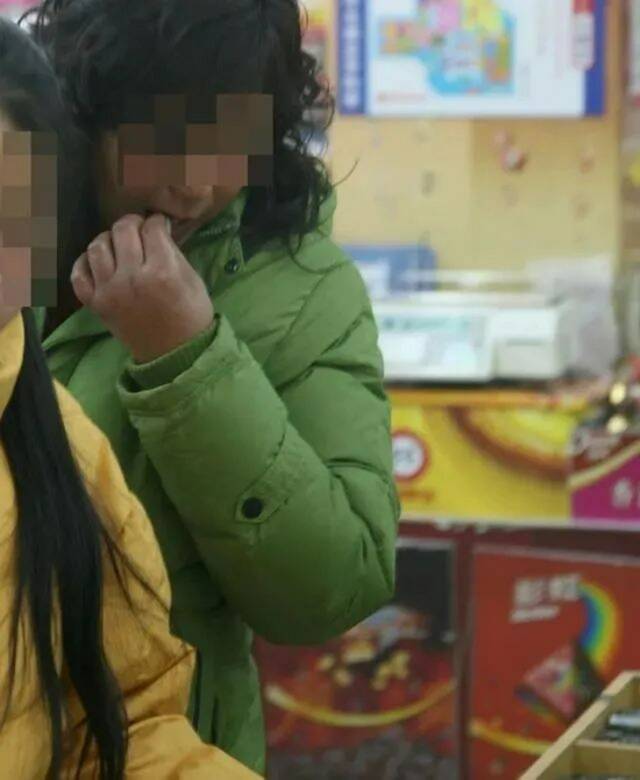 上海女孩在超市吃免费精致“自助餐”？网友吵翻，超市回应：想吃就吃