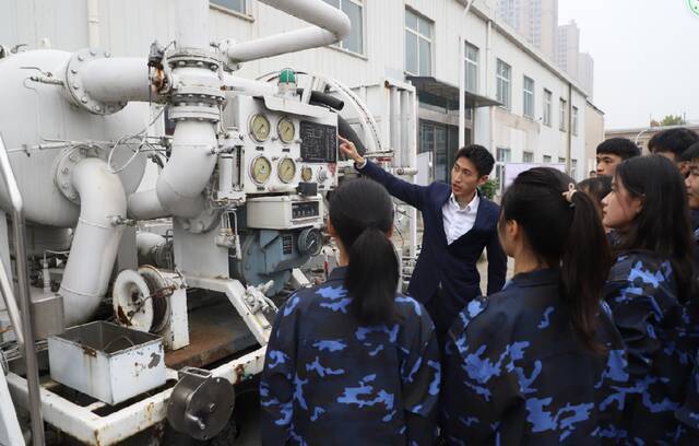 重庆城市职业学院航空学院学生在飞机加油车实训市教委供图