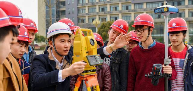 重庆工业职业学院建筑专业学生在校内实训市教委供图