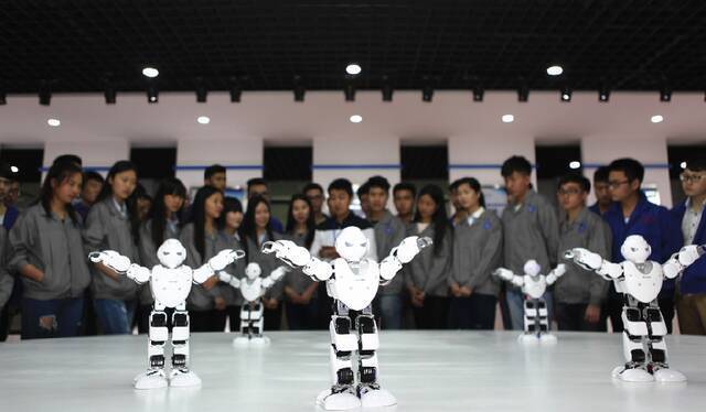 重庆智能工程职业学院机器人实训课市教委供图