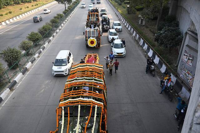 当地时间2021年12月10日，印度新德里，因坠机事故遇难的国防参谋长拉瓦特的葬礼在当地举行。@视觉中国