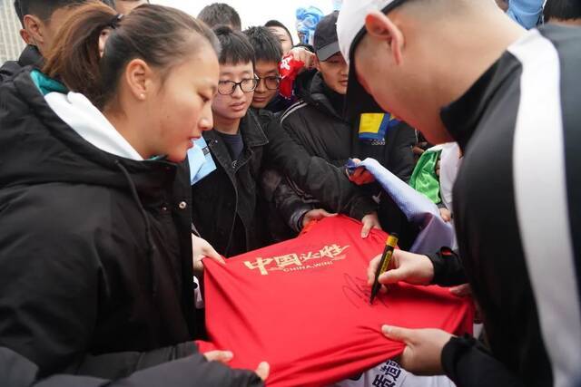 “中国太阳”来了！足球名将孙继海成为重庆大学足球队荣誉总教练