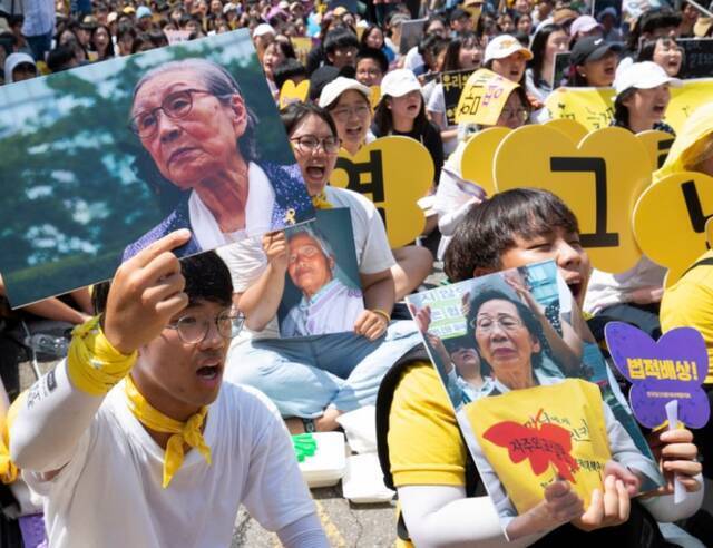△2018年8月15日，韩国民众在位于首尔的日本驻韩大使馆附近举行集会，要求日本政府就“慰安妇”问题真诚道歉。