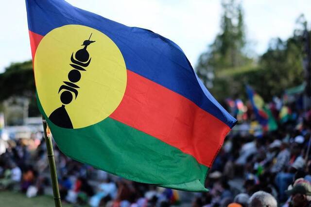 “卡纳克和社会主义民族解放阵线”旗帜，也被当地居民用作非正式的新喀里多尼亚旗，以替代法国的三色旗。（图自法媒）