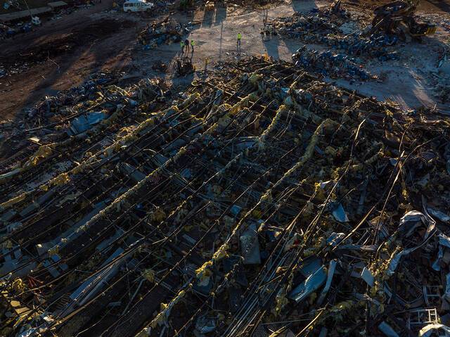 被龙卷风摧毁的梅菲尔德消费品工厂图自澎湃影像