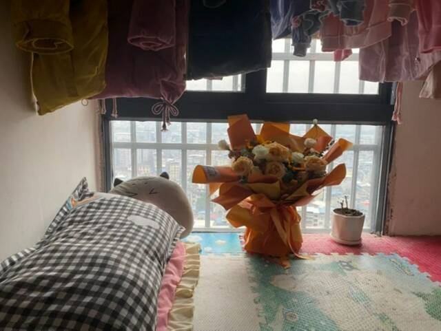 认亲当天，儿子送的鲜花，一直被田琼英放在阳台。11月29日新京报记者王霜霜摄