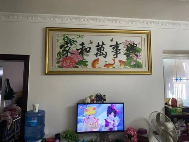 孩子没找到时，田琼英绣的十字绣，挂在现在家中的墙上。11月29日新京报记者王霜霜摄