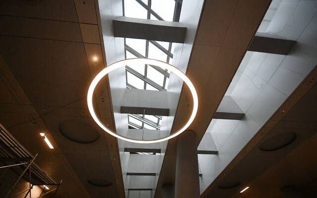 车站设置了采光天窗，自然光可直接引入站内。新京报记者王贵彬摄