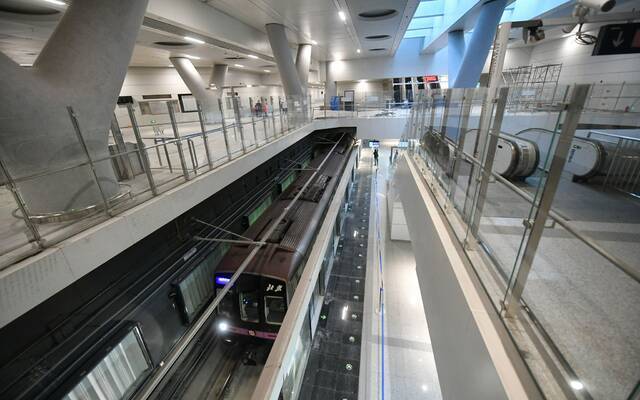试运行中的地铁14号线列车正通过丽泽商务区站。新京报记者王贵彬摄