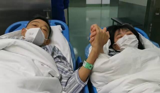 2021年12月7日，复旦大学附属华山医院，在手术前，夫妻俩还握了握手。本文图片均为华山医院供图