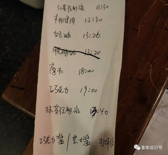 11月7日，在星巴克无锡震泽路店，店员记录了一些食材的到期时间，然而到期后，这些食材并没有被按时报废。新京报记者韩福涛摄