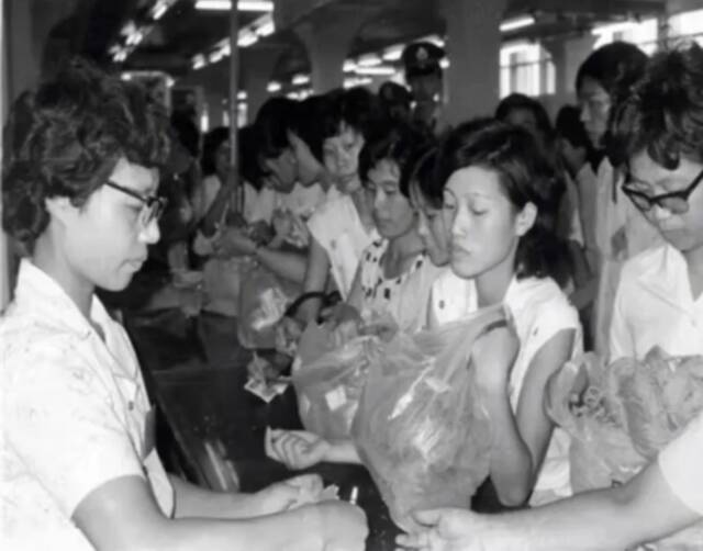 图片说明：计划经济时期，上海妇女用品商店门庭若市。