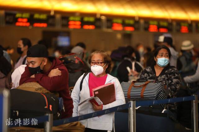 当地时间2021年12月3日，美国洛杉矶，抵达机场的旅客进行新冠病毒检测。（澎湃影像）