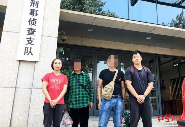 覃馨熠（左一）带着阿都、沙马的母亲来到北京警方说明情况