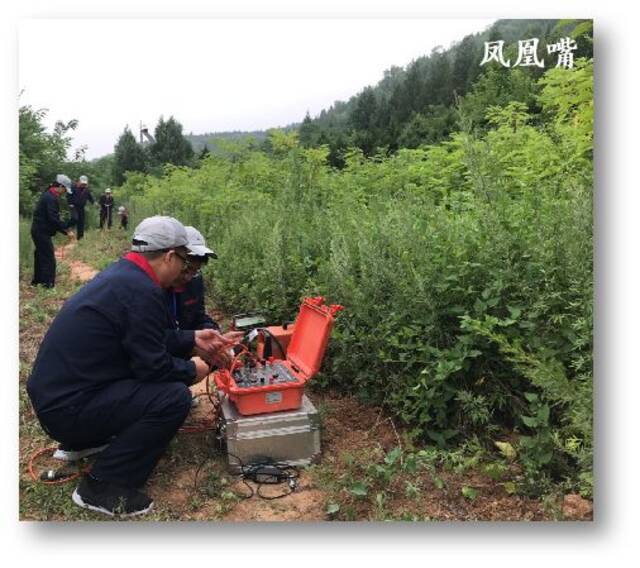 考古专家对“凤凰嘴”进行全面细致地探查。图片来源：国家文物局供图