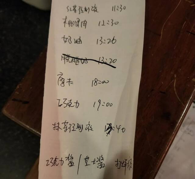 11月7日，在星巴克无锡震泽路店，店员记录了一些食材的到期时间，然而到期后，这些食材并没有被按时报废。新京报记者韩福涛摄
