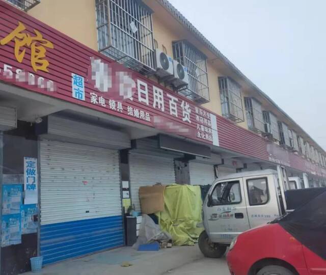 12月9日，国某立家在村头开的百货用品店，大门紧闭。新京报记者李照摄