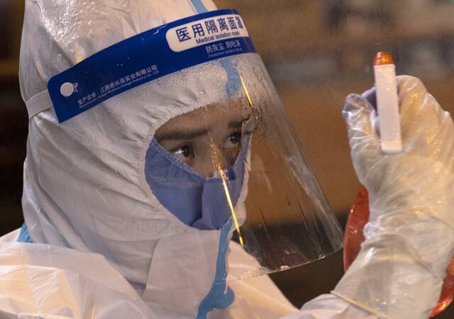 在哈尔滨市香坊区安乐街道一处核酸检测点，医务人员在进行消毒。（新华社记者张涛摄）