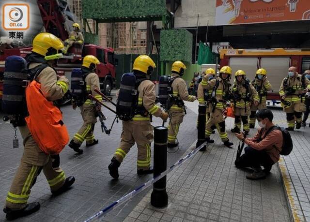 香港铜锣湾世贸中心突发大火：现场浓烟滚滚 逾百人被困