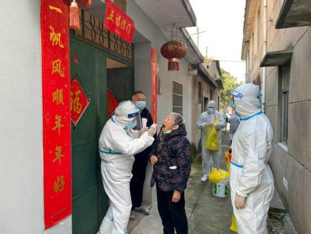 浙江绍兴上虞区医护人员上门核酸采样。朱胜钧摄