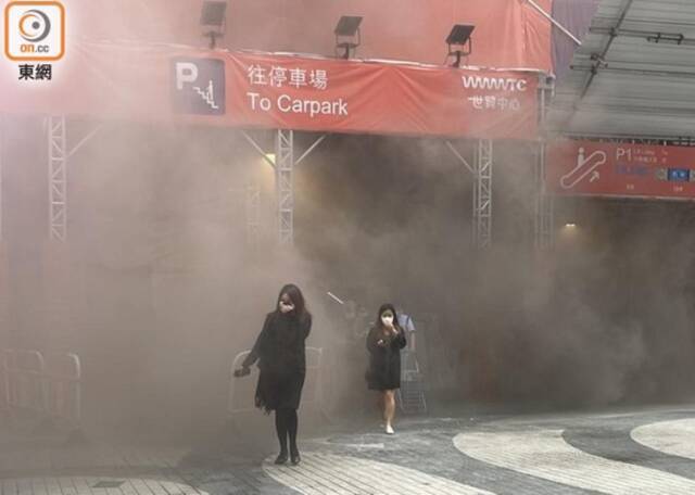 香港铜锣湾世贸中心突发大火：350人被困天台 多人不适送医