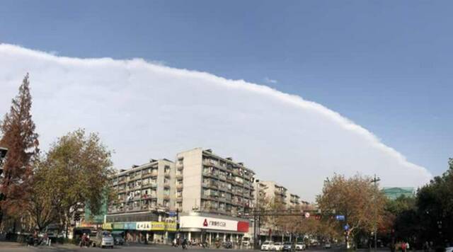 杭州上空出现“阴阳天”奇景