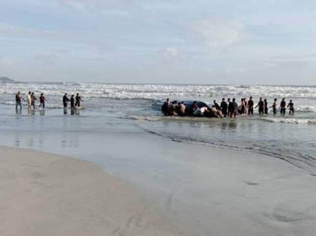 马来西亚海域一艘载60人移民船倾覆 10人溺亡29人失踪