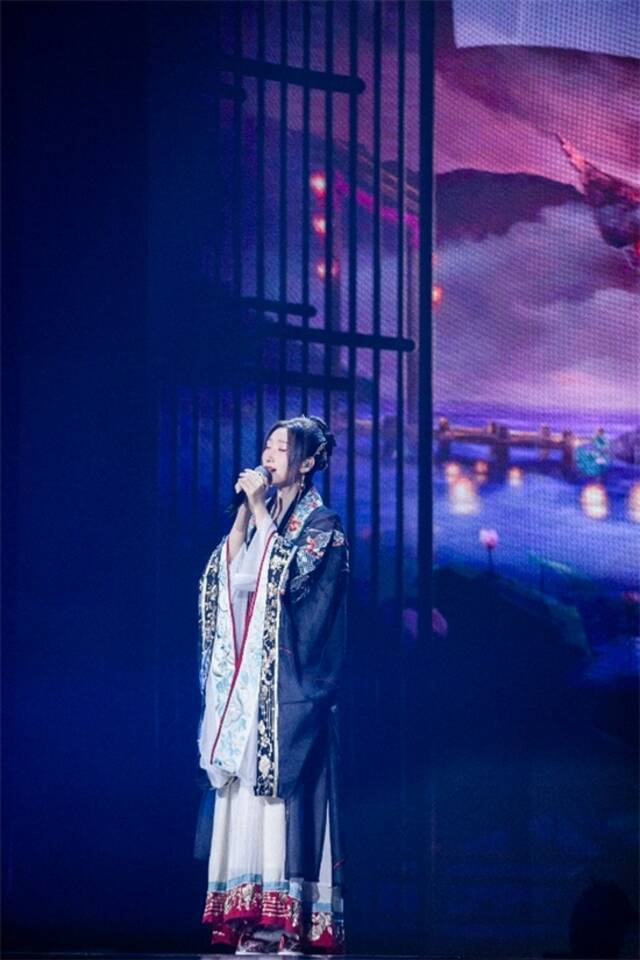 等什么君获TMEA年度国风音乐人 穿汉服诠释歌曲