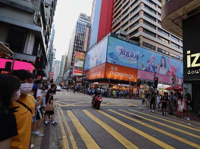 香港经济相对景气的局面部分受益于当地疫情稳定，以及“消费券计划”对消费活动的额外支持。图为今年“十一”期间香港旺角地区的购物人流。《财经》记者焦建/摄