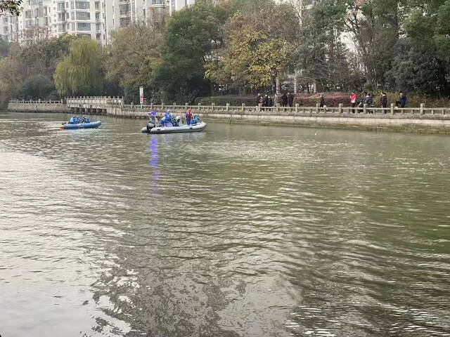 15日下午，无锡市蓝天救援队在进行水下探测。新京报记者李阳摄