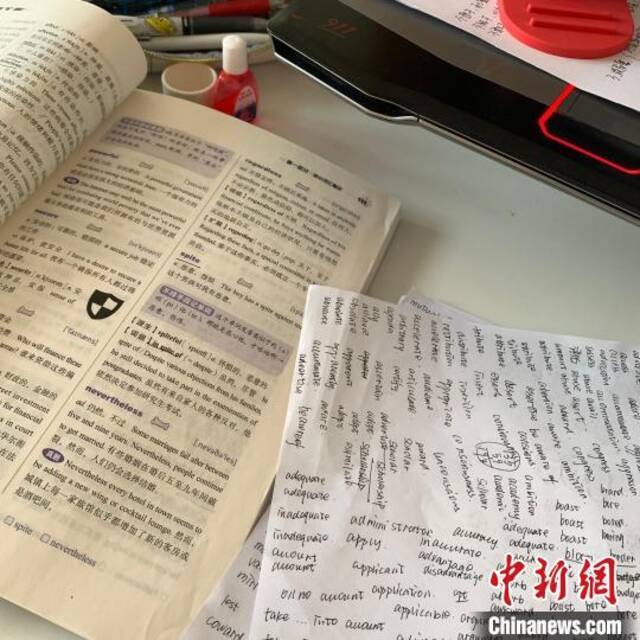 图为贾思翀的学习资料。本人供图