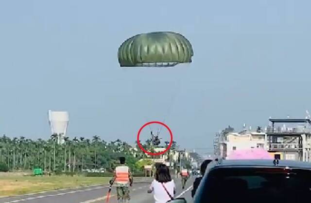 台湾伞兵跳伞“差点摔死”？台军方：训练扎实没有受伤