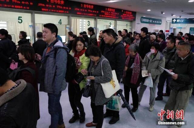 资料图：民众在某医院门诊楼内排队挂号。中新社记者殷立勤摄