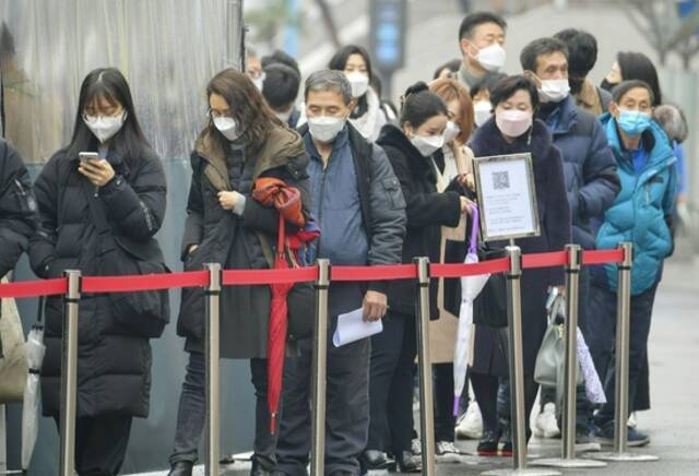 单日新增确诊近8000例，韩国政府已决定叫停“与病毒共存”模式