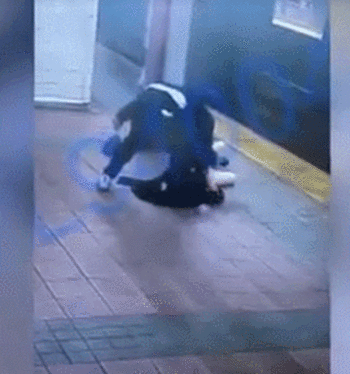 画面曝光！泰国女模特在纽约地铁遭抢劫殴打、一路拖拽