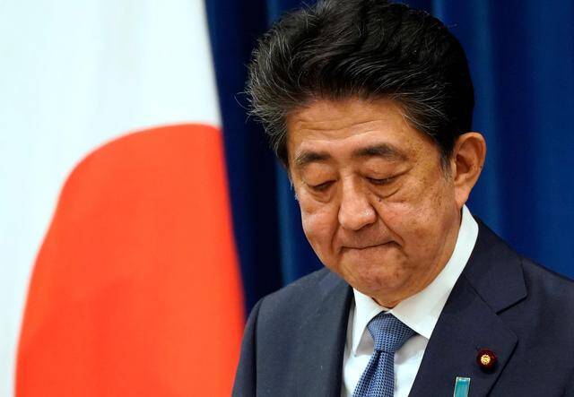 ▲2020年8月28日下午，日本首相安倍晋三在首相官邸召开记者会，正式宣布因健康原因辞去首相职务。图/新华社发