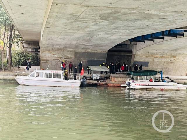 ▲12月16日，江苏无锡，救援队员正在对桥洞下停靠船只进行排查。摄影/上游新闻记者时婷婷