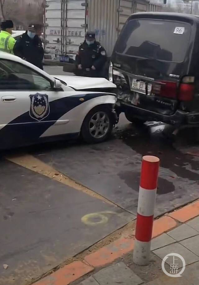 ▲肇事车连续撞击多辆汽车后，倒车撞上一辆警车后停止。图片来源/视频截图