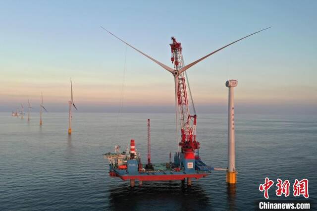 华能大连庄河海上风电场址Ⅳ1项目风机叶轮起吊。（无人机照片）于安摄