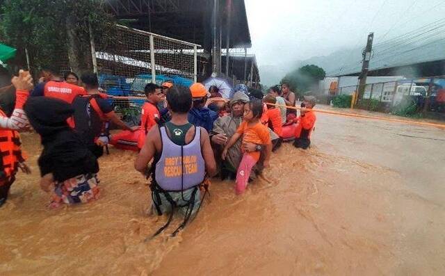 超强台风“雷伊”来袭，菲律宾近10万人撤离