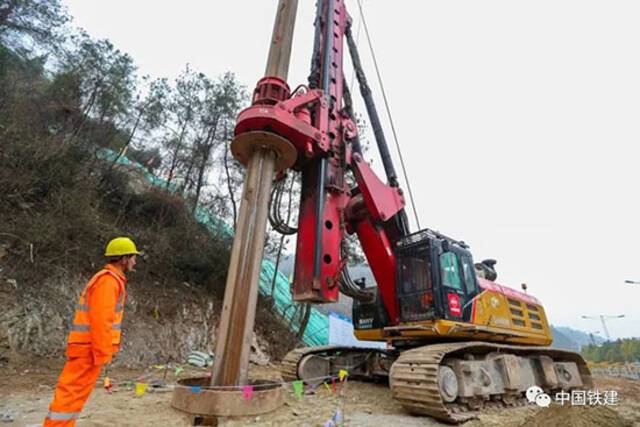 跨汉江大道大桥项目正式开钻