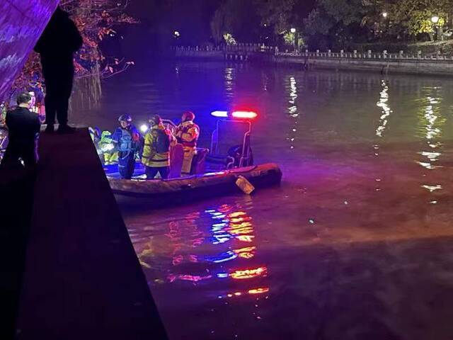 ▲16日凌晨，救援队员搭乘救援汽艇展开搜寻。新京报记者李阳摄
