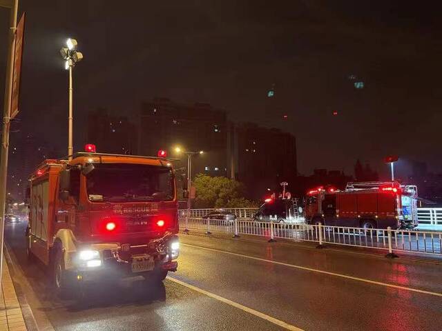 ▲16日凌晨，新京报记者看到有多辆应急车辆已经赶到现场。新京报记者李阳摄