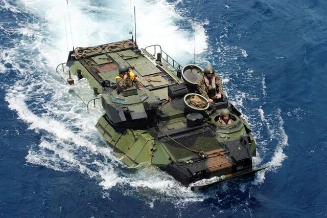▲2014年10月，一辆美军AAV7两栖突击车准备驶入一艘两栖登陆舰的坞舱。（美国海军网站资料图片）