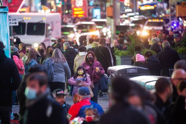 12月14日，人们走在美国纽约时报广场。（新华社发，郭克摄）