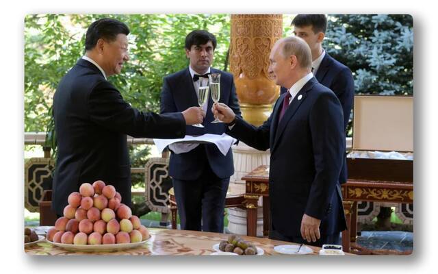 ｜普京总统当面向习近平主席祝贺生日