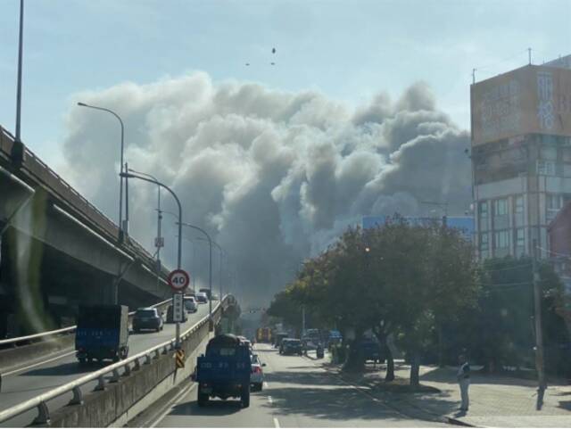 台媒：台中一工厂发生火灾 当地派出10多辆救援车辆前往救援