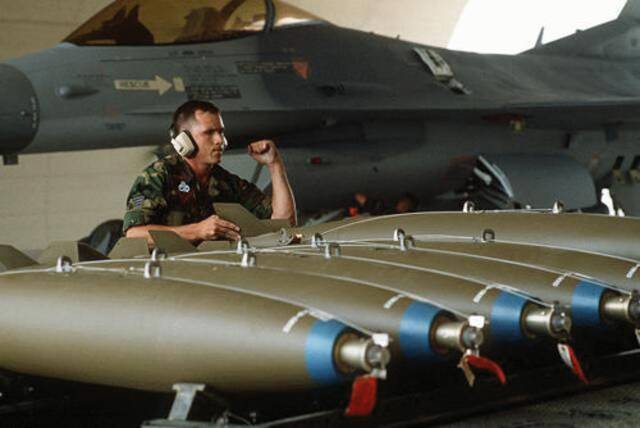 美军F-16战斗机与MK-82航空炸弹资料图